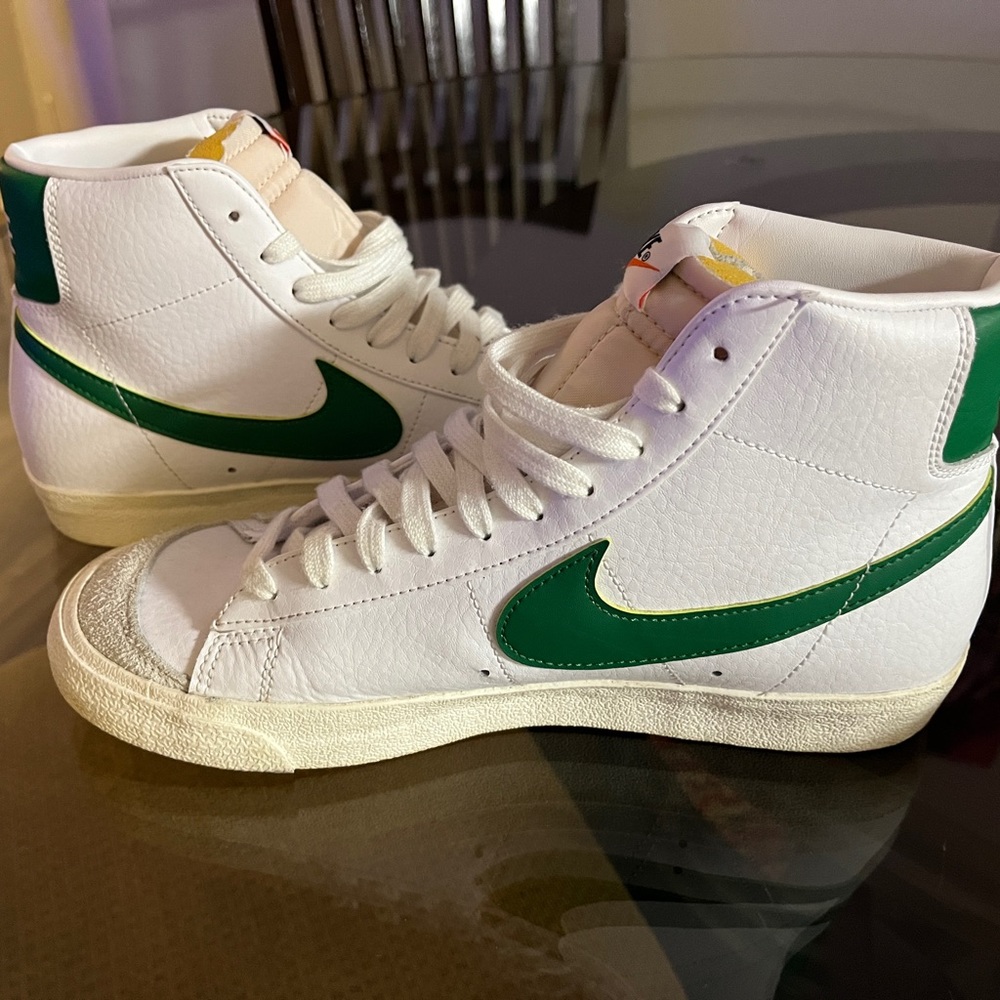 *WORN ONCE* Nike Blazers MID ‘77 VNTG - (W10/M8.5)